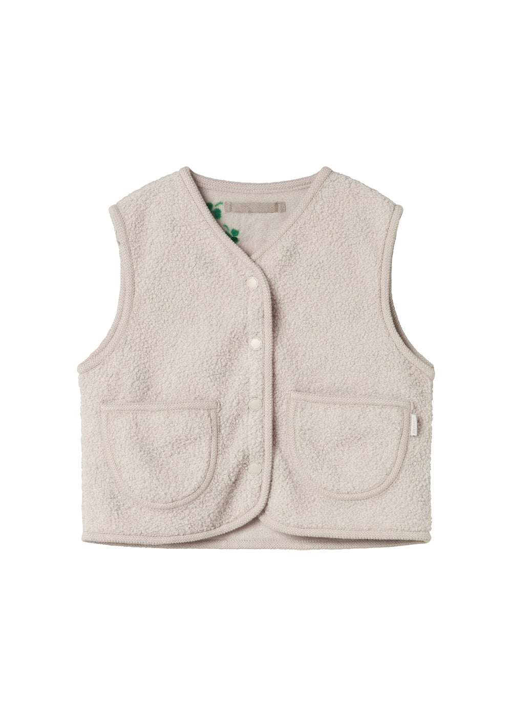 Beige teddy-vest med knaplukning, forlommer og grønne kløverdetaljer ved kraven