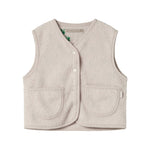 Beige teddy-vest med knaplukning, forlommer og grønne kløverdetaljer ved kraven