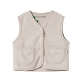 Beige teddy-vest med knaplukning, forlommer og grønne kløverdetaljer ved kraven