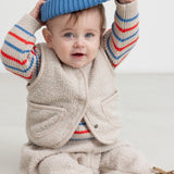 Beige teddy-vest med knapper og lommer, set på barn i løstsiddende model
