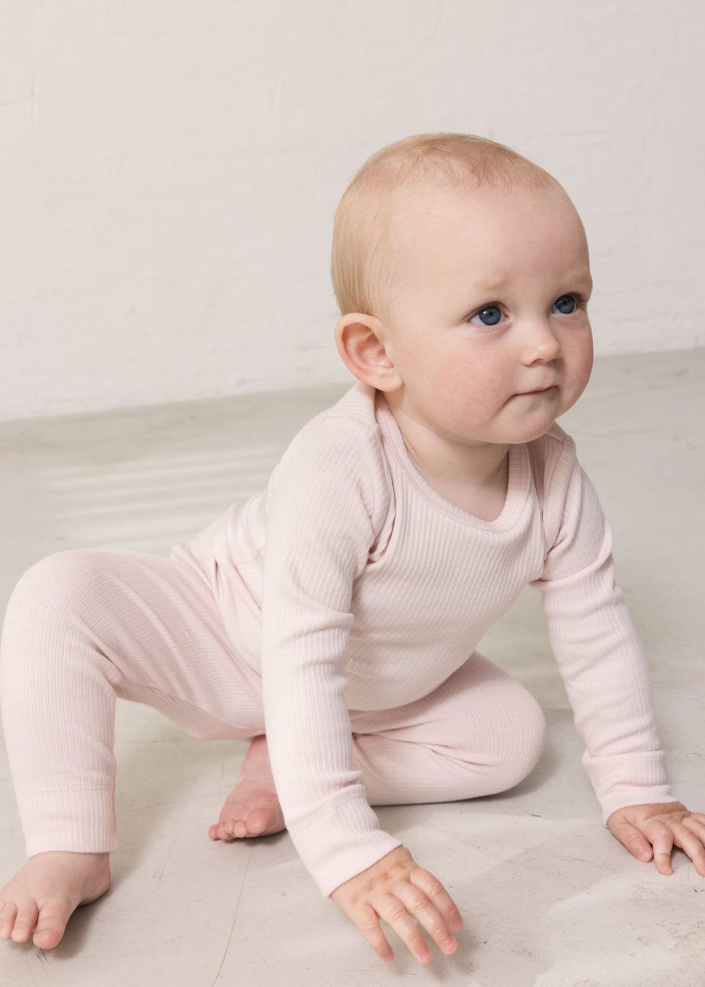 Børn iført Lyseblå langærmet ribstrikket modal t-shirt og leggings