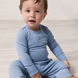 Baby iført Lyseblå langærmet  bodystocking med stolpe knaplukning og matchende bukser