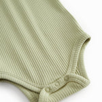 Lysegrøn langærmet baby bodystocking med stolpe knaplukning