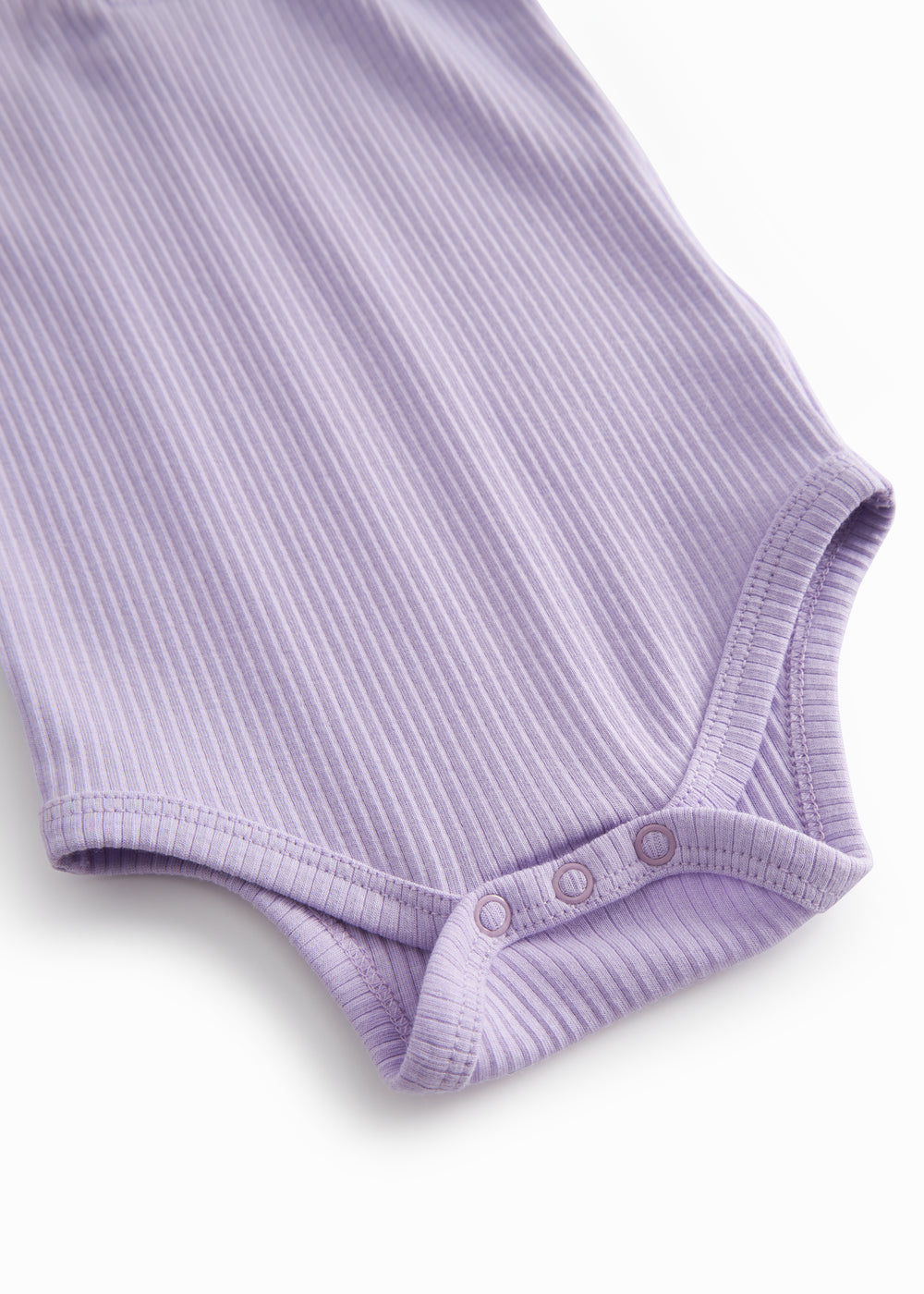 Langærmet baby modal bodystocking med stolpe knaplukning i lilla nuance