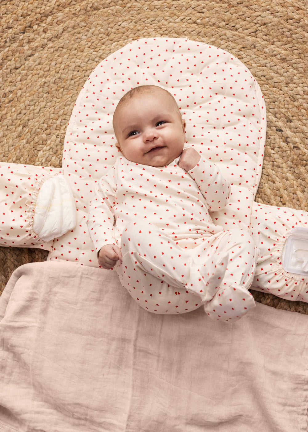 Baby på pusleunderlag med et fint hjerte print