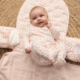 Baby på pusleunderlag med et fint hjerte print