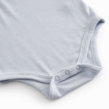 Langærmet lyseblå baby bodystocking med stolpe knaplukning foran