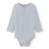 Langærmet lyseblå baby bodystocking med stolpe knaplukning foran