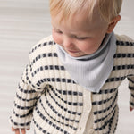 Baby iført strik cardigan med rund hals, striber og knaplukning