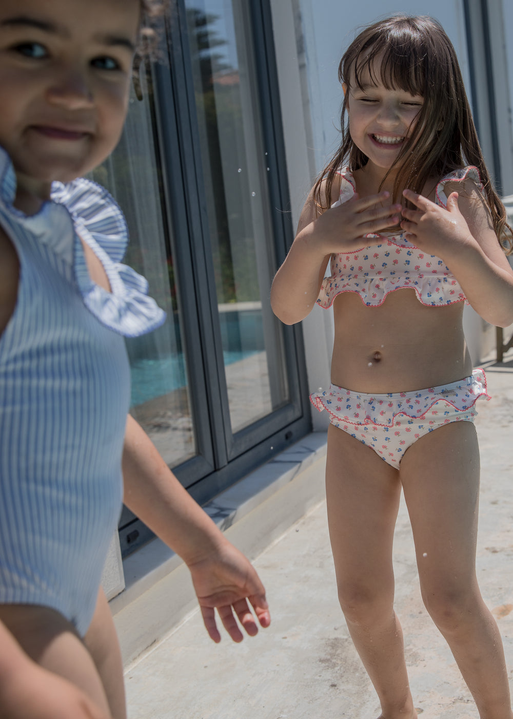 Børne bikinisæt med volangtop og lyserødt mini-blomstermønster, matchende bikinitrusse
