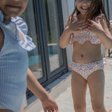 Børne bikinisæt med volangtop og lyserødt mini-blomstermønster, matchende bikinitrusse