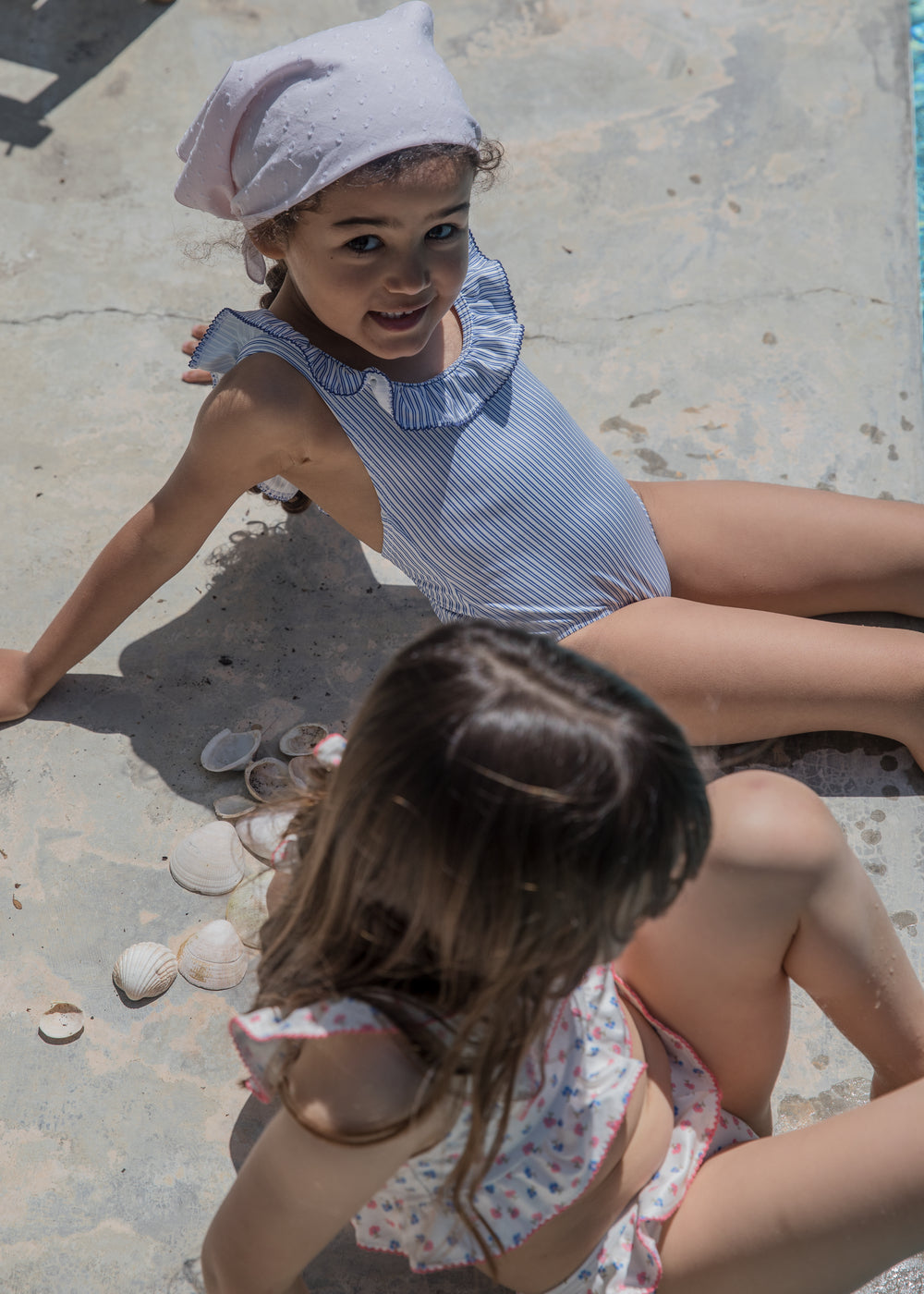 Børne bikinisæt med volangkant og mini-blomstermønster, set fra siden