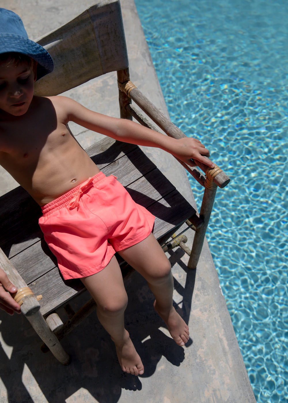 Swiggo neon-badeshorts i koralfarvet, korte ben med elastisk linning.