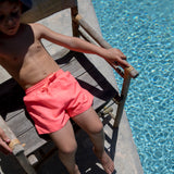Swiggo neon-badeshorts i koralfarvet, korte ben med elastisk linning.