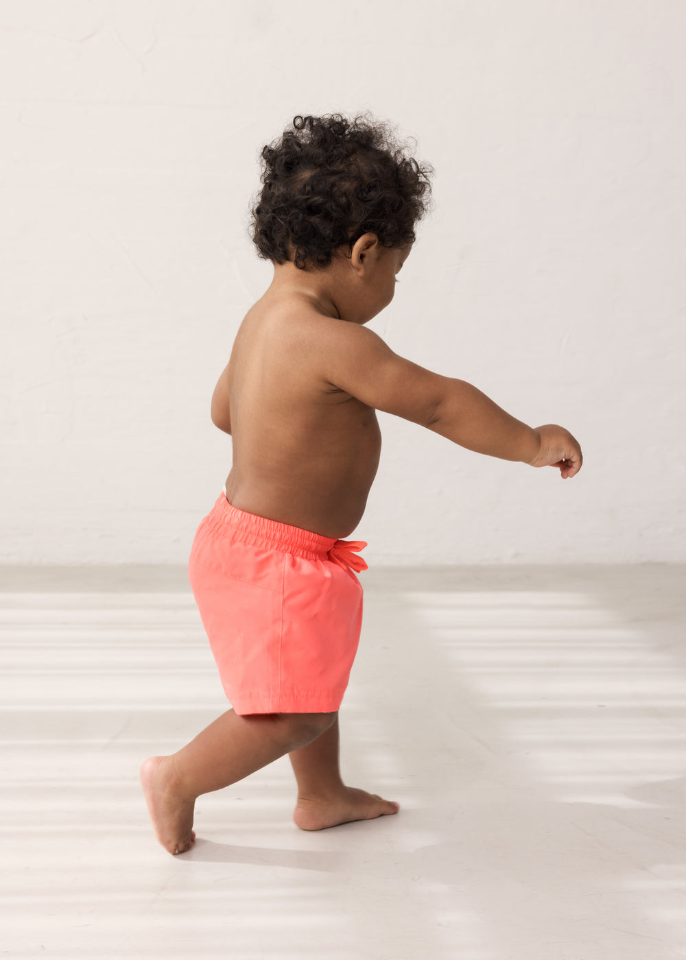 Swiggo neon-badeshorts i koralfarvet set bagfra med elastisk linning.
