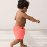 Swiggo neon-badeshorts i koralfarvet set bagfra med elastisk linning.