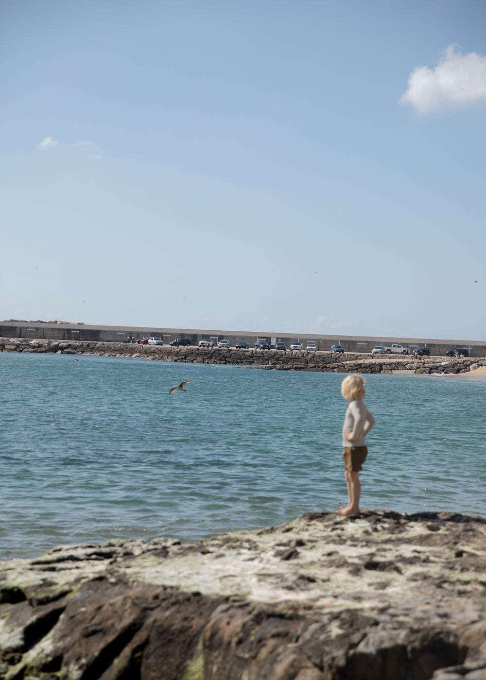 Badeshorts til børn med korte ben og elastisk talje ved strandkanten