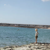 Badeshorts til børn med korte ben og elastisk talje ved strandkanten