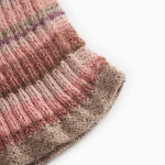 Multifarvet strikvest med ribkant forneden og striber i rosa og brun