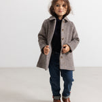 Børnejeans i mørk indigo denim med lange ben og manchet ved ankler