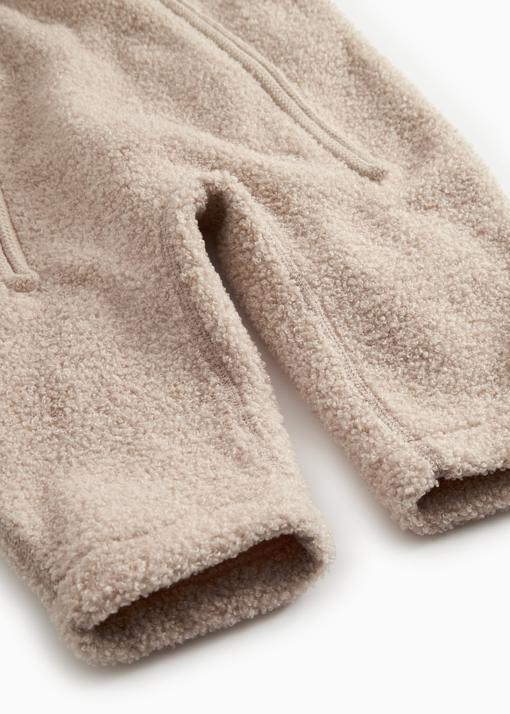 Beige teddyfleece heldragt med blød, tæt plysstruktur