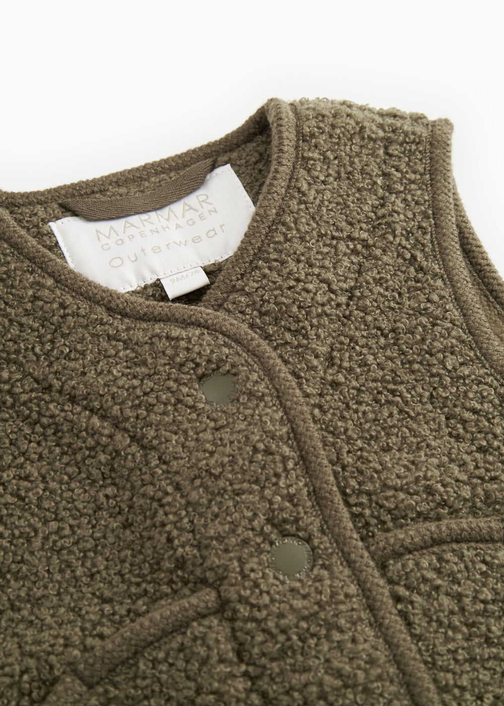 Teddy-vest i mørkegrøn med mærke i nakken og knaplukning foran