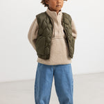 Olivengrøn teddy-anorak med quiltet mønster og beige fleecehætte, trykknapper foran