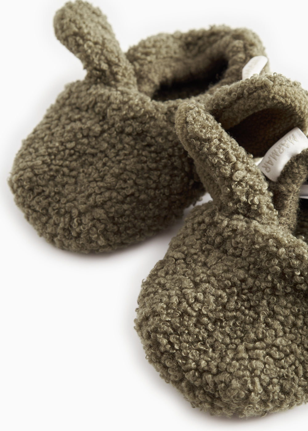 Mørkegrønne teddyforede babysko med åben åbning og overlagt remdetalje ved anklen
