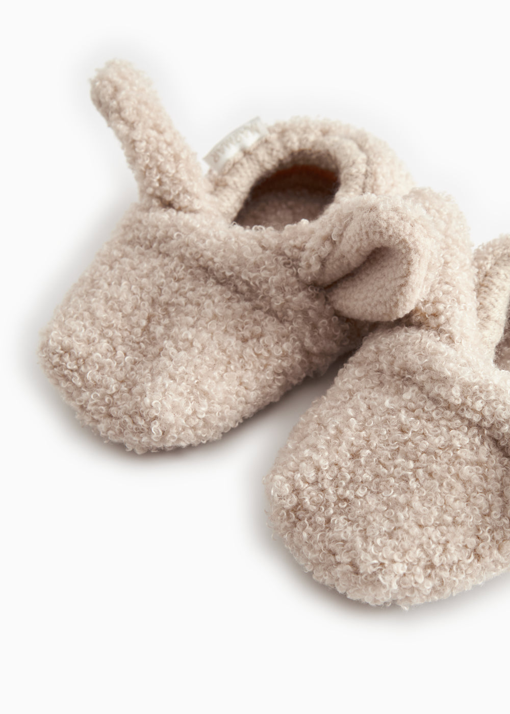 Par teddyplys babysko med viklekant og snørebånd, muddermelange
