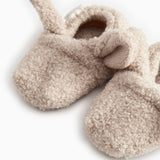 Par teddyplys babysko med viklekant og snørebånd, muddermelange