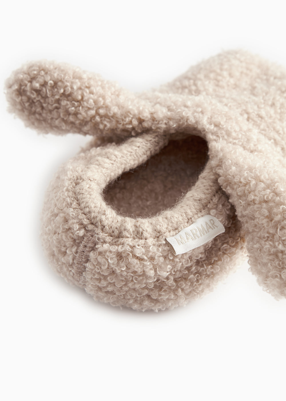 Teddyplys babysko med åben hæl og indvendigt tekstilmærke, muddermelange