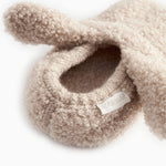Teddyplys babysko med åben hæl og indvendigt tekstilmærke, muddermelange
