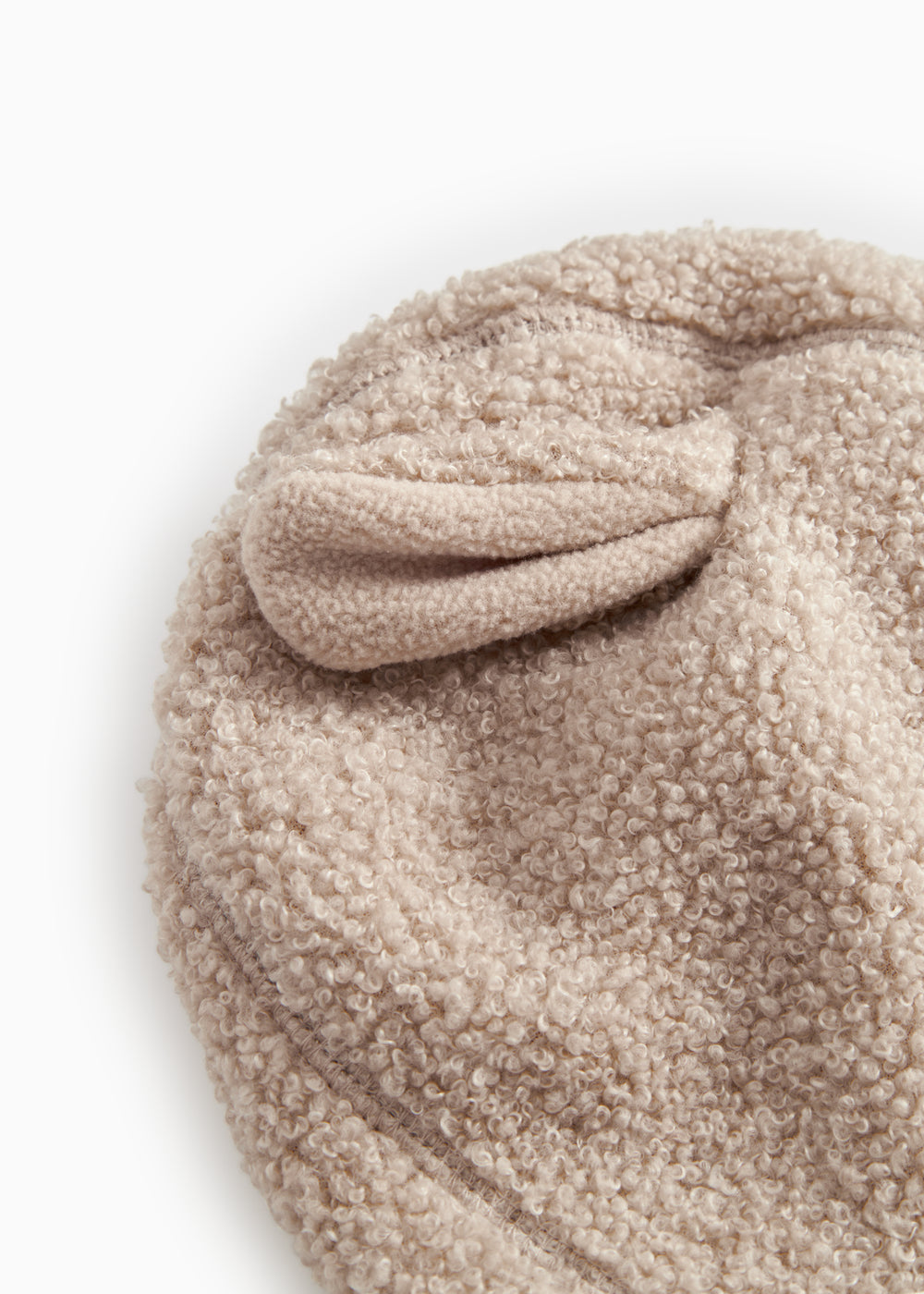 Teddyhue i mudret beige med foldet top og blød, krøllet tekstur