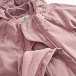 Rosa flyverdragt med lynlås og fleece-/uldmanchet ved håndleddet