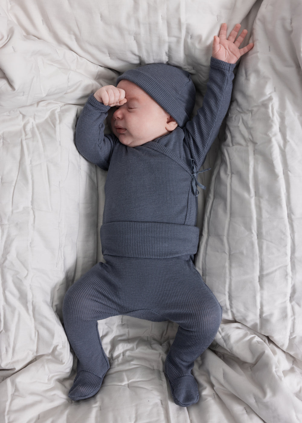 Pixa-bukser i mørk blågrå på baby med ribstrikket linning og lukkede fødder