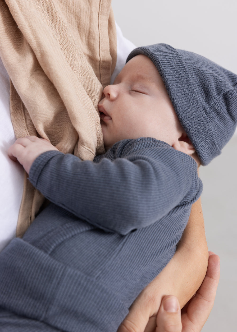 Pixa-bukser i mørk blågrå med ribstrikket pasform og lukkede fødder på baby