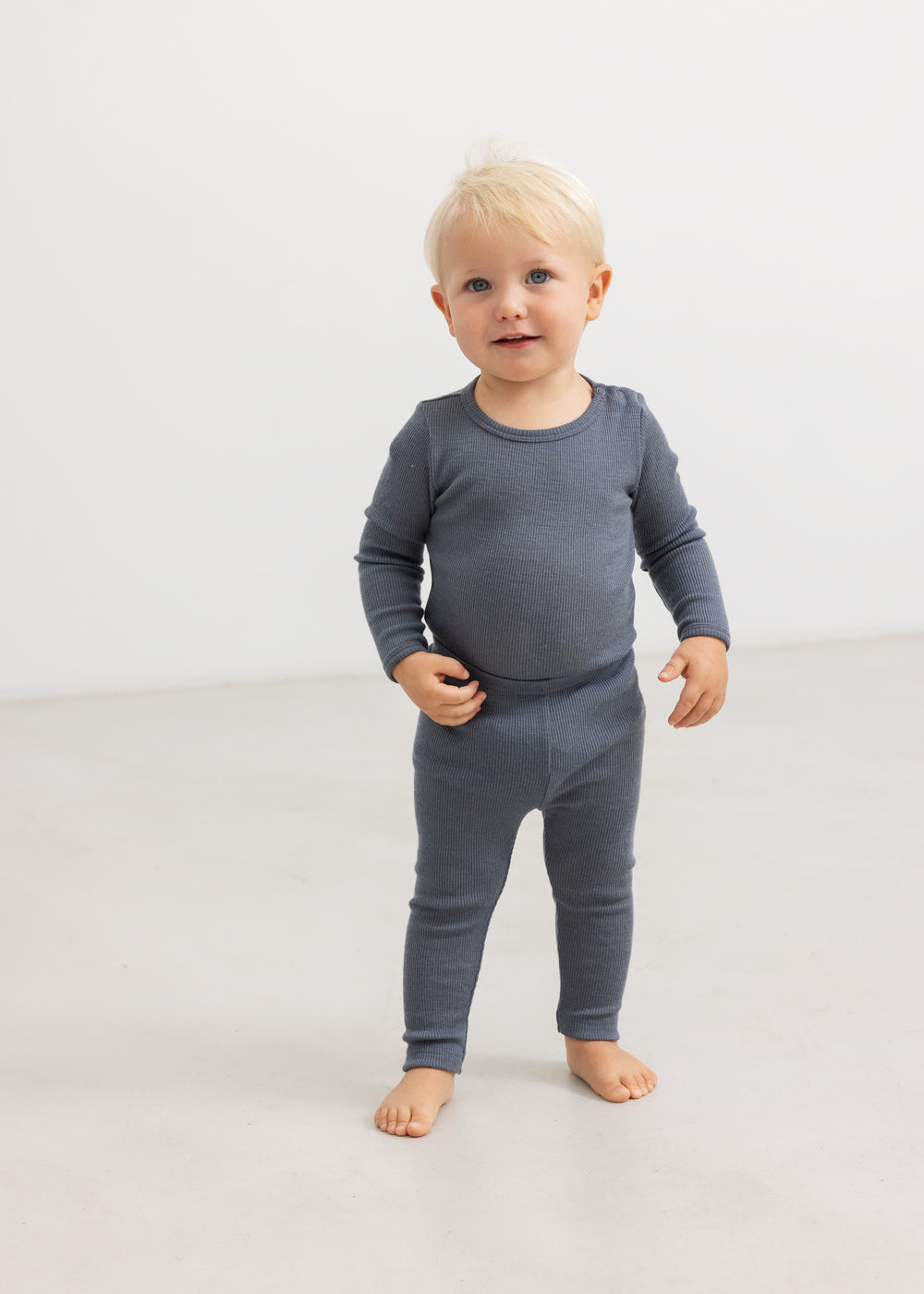 Mørkegrå leggings på lille barn med lange ben