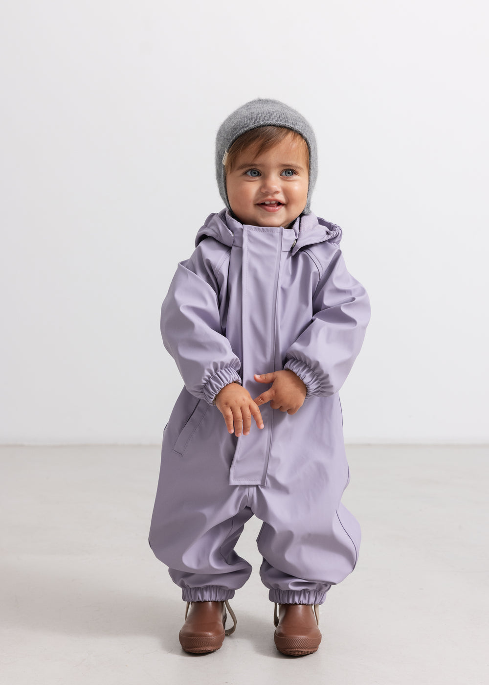Barn med Aly Baby babyhue i grå melange, opslag og knude