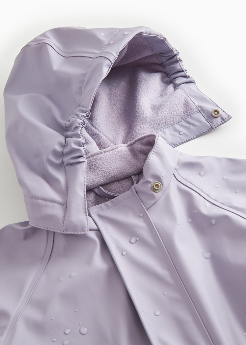 Lavendel regndragt med knaplukning, synlig fleece ved halsen og vanddråber