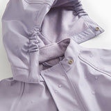 Lavendel regndragt med knaplukning, synlig fleece ved halsen og vanddråber