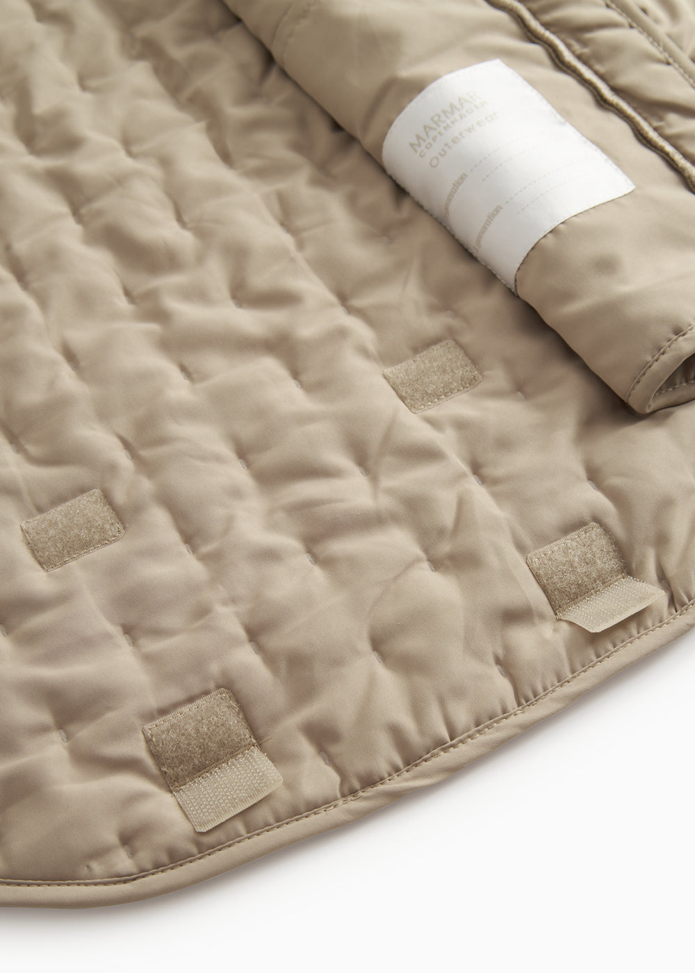 Beige termojakke med kraftig quiltning og justerbare bundstropper