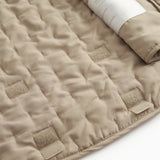 Beige termojakke med kraftig quiltning og justerbare bundstropper