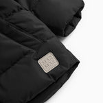 Sort dunjakke med hætte og logo-label på ærmet