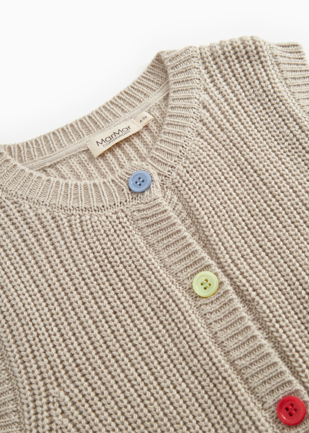 Taju strikvest i barely beige med halsrib og knapper i farverige varianter