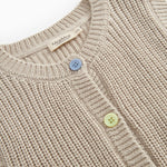 Taju strikvest i barely beige med halsrib og knapper i farverige varianter