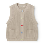 Taju strikvest i barely beige med knapper og to forlommer