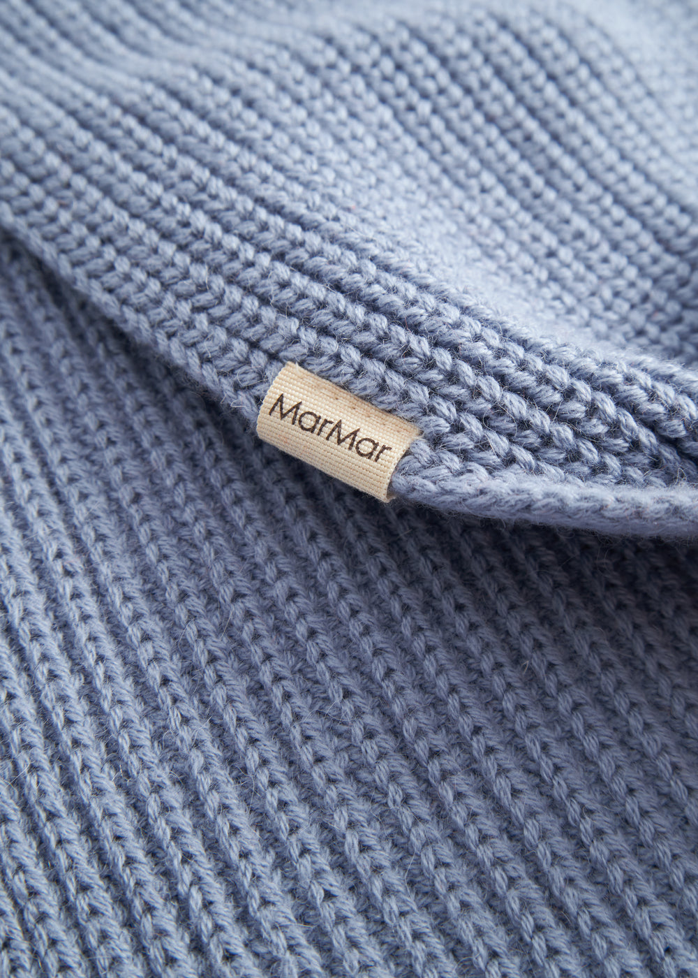 Lyseblåt halstørklæde i strikket ribmønster med MarMar-mærkat