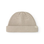 Barely beige strikhue med bred ribkant og rillede striber øverst.