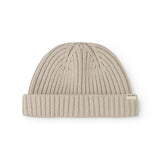 Barely beige strikhue med bred ribkant og rillede striber øverst.