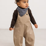 Baby selebukser i beige med seler, lommer og ben til anklen.